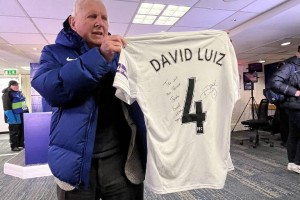 天博体育内容-大卫-路易斯送签名球衣给退休员工，后者为切尔西工作了56年