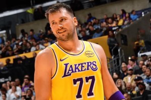 天博体育平台-上半场三分球20中12！湖人本赛季首次半场投进10+三分